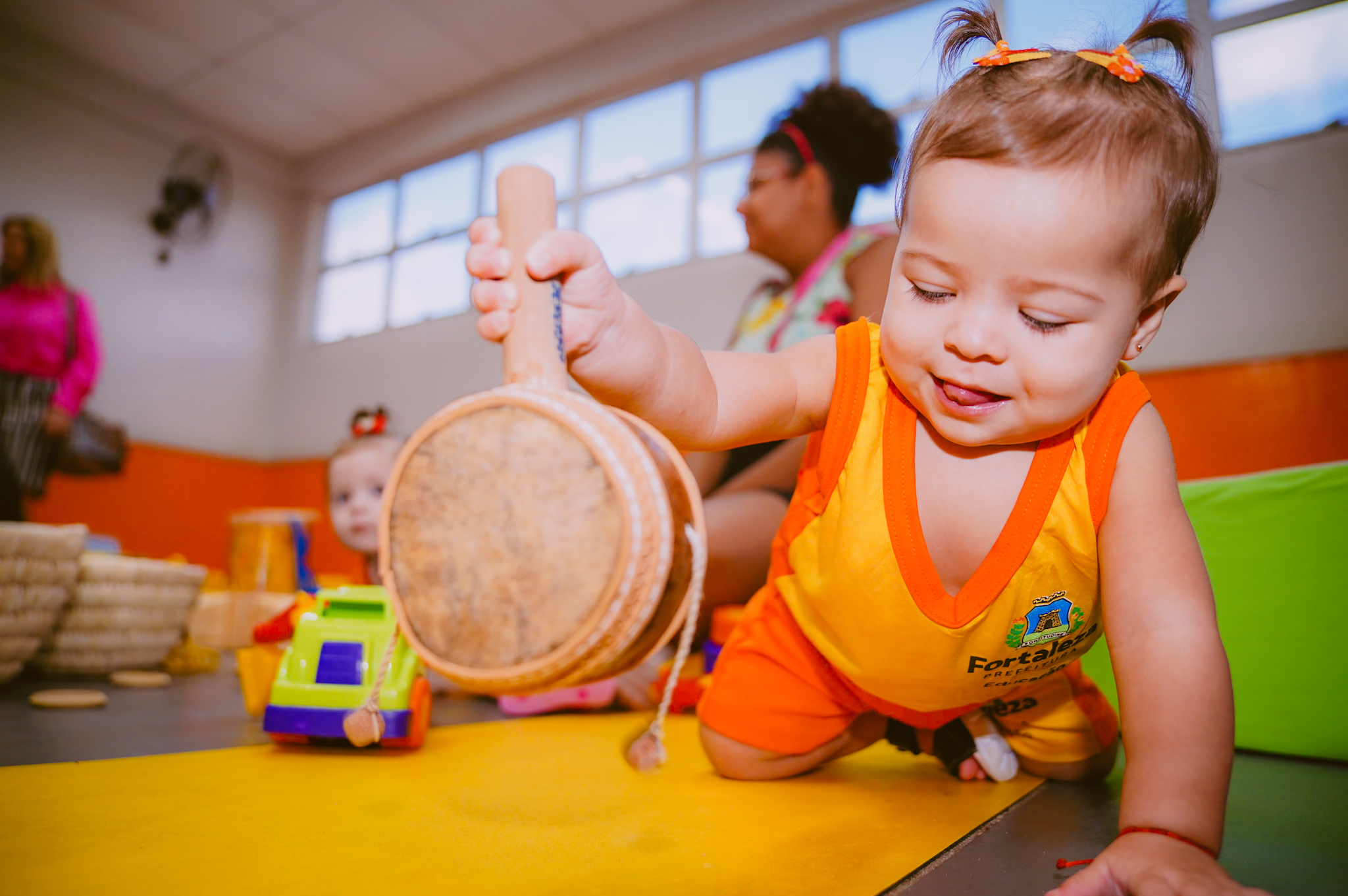 criança brincando numa creche